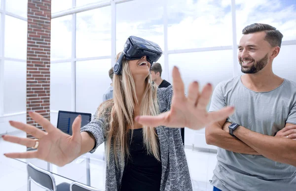 Mujer emocional joven con gafas de realidad virtual auriculares, v — Foto de Stock