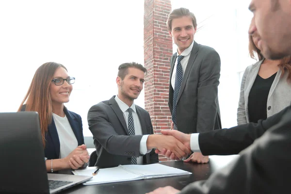 Kézfogás egy üzleti megbeszélés után az irodában — Stock Fotó