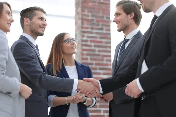 Gruppo di persone che chattano in ufficio — Foto Stock