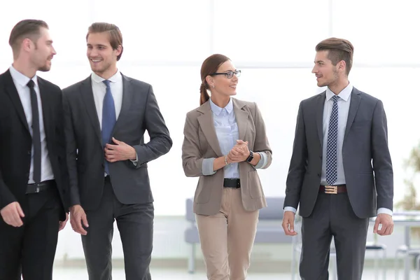 Compañeros de negocios en una oficina moderna — Foto de Stock