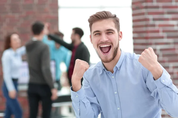 Hombre de negocios guapo celebrando la victoria gritando felizmente en th —  Fotos de Stock