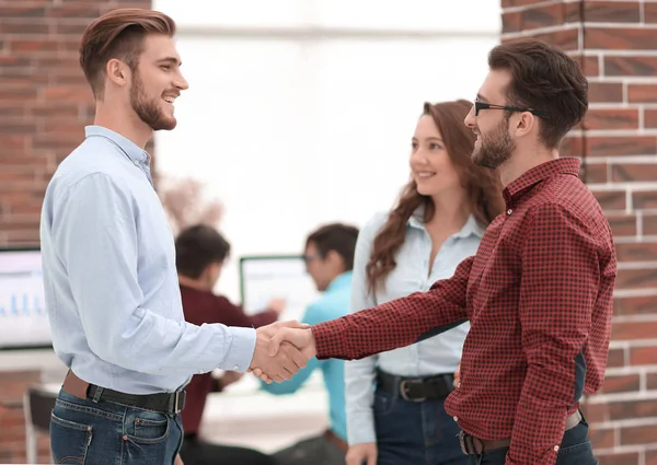 Empresário sorridente apertando as mãos com colega no escritório . — Fotografia de Stock
