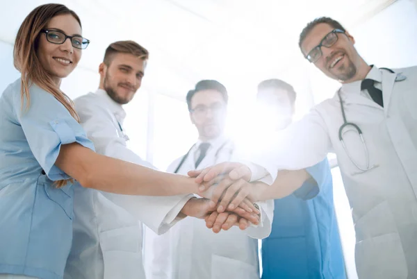 Lekarze i pielęgniarki koordynować ręce — Zdjęcie stockowe