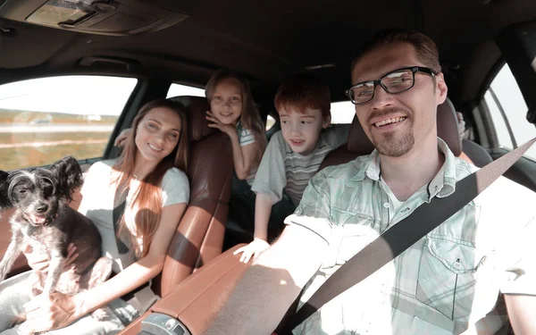 Famiglia unita con due bambini che viaggiano in macchina . — Foto Stock