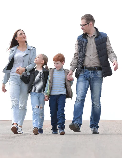 Föräldrar med sina barn som går längs tillsammans — Stockfoto