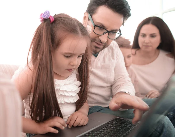 Close up.dad ensina sua filha a usar um laptop — Fotografia de Stock