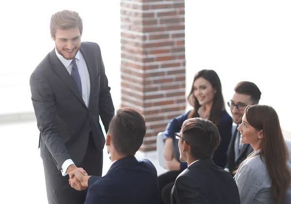 Poignée de main d'hommes d'affaires se saluant . — Photo