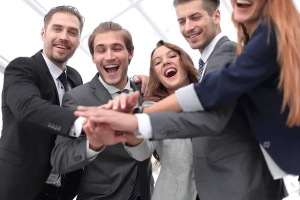 Szczęśliwy zespół biznesowy świętuje zwycięstwo w urzędzie — Zdjęcie stockowe