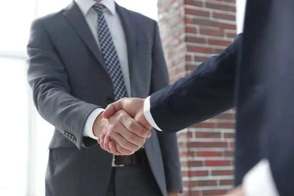 Bedrijfsleider schudden handen met partner. — Stockfoto