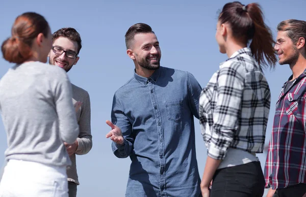 Grupo de estudiantes discutiendo sus problemas . — Foto de Stock