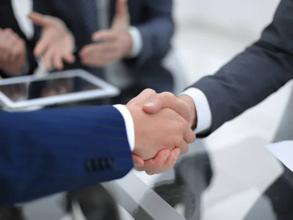 Deux hommes d'affaires confiants serrant la main — Photo