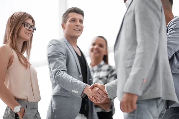 Empresarios dándose la mano. Dos hombres de negocios seguros sacudiendo han — Foto de Stock