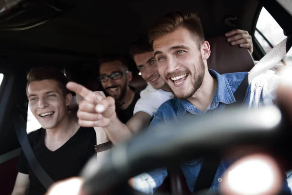 Grupp glada vänner på en bil — Stockfoto
