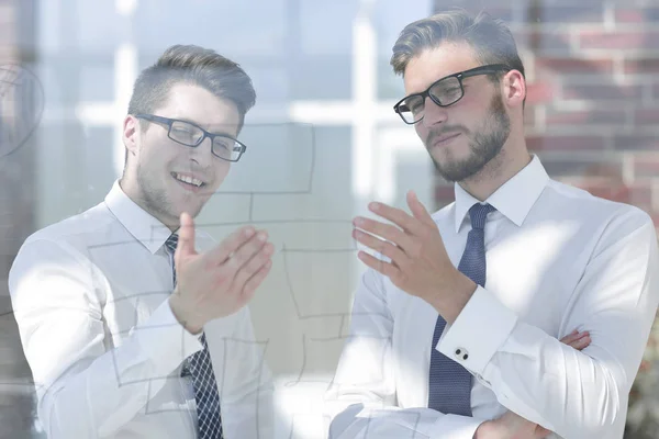 Cerrar. Dos empleados hablando de pie en la oficina — Foto de Stock