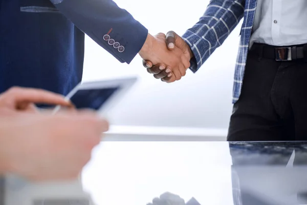 Närbild. Handshake business människor som stod vid skrivbordet — Stockfoto