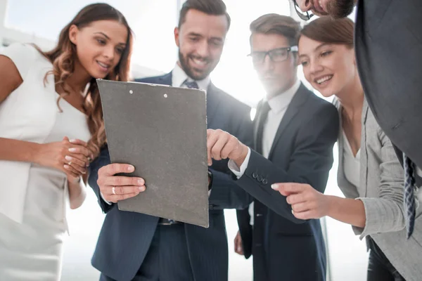 Close up.employees discutir el documento de negocios — Foto de Stock