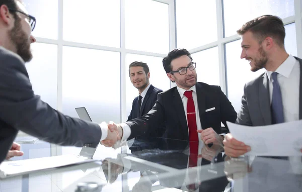 Kézfogás Üzletemberek Mint Tárgyalóasztalhoz Koncepció Együttműködésről — Stock Fotó