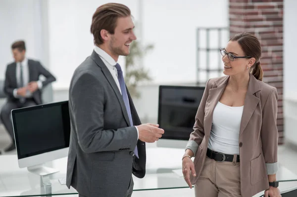 Hombre de negocios y mujer de negocios de pie en una oficina moderna —  Fotos de Stock