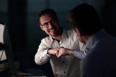 Her yumruk çarpmak iki arkadaşları vermek