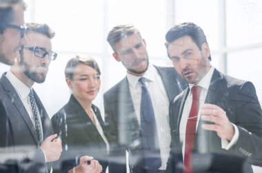 çalışanlara comp yeni strateji açıklayan işadamı