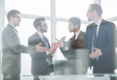 iş takım ofiste ayakta iş sorunları tartışıyor