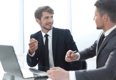 önemli belgeleri iş arkadaşlarınızla doldurun