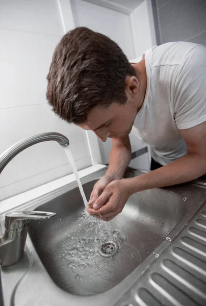 Sluit up.a jonge man wast in de badkamer — Stockfoto