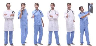 Sıraya dizilmiş bir grup tıp doktoru