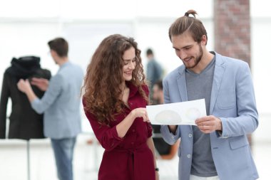 yaratıcı bir office belgesinde tartışırken çalışanlar