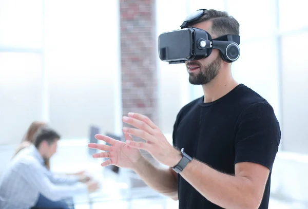 최신 VR 안경을 쓰고 있는 남성잘생긴 환자 — 스톡 사진
