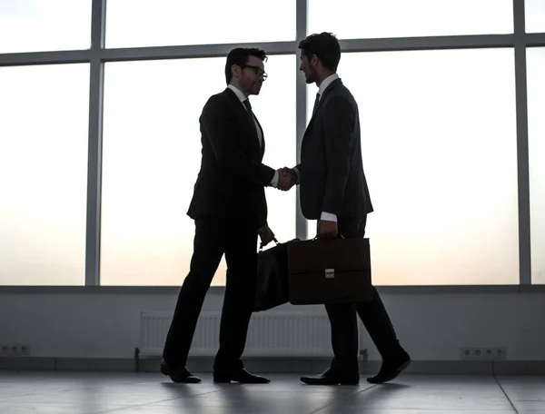 Hommes d'affaires étirant leurs mains pour une poignée de main — Photo