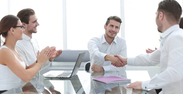 Handshake obchodní partneři přes stůl — Stock fotografie