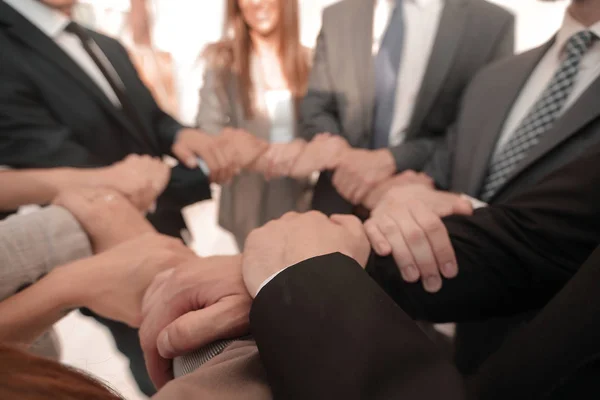 Imagen de fondo del equipo empresarial dobló sus manos formando un círculo — Foto de Stock