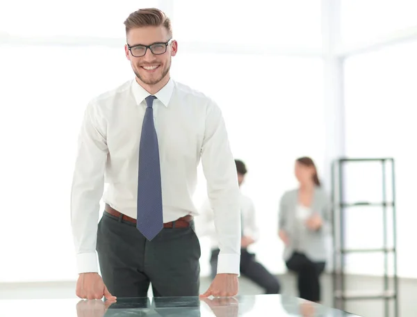 Χαμογελώντας επιχειρηματίας στέκεται σε νέο γραφείο — Φωτογραφία Αρχείου