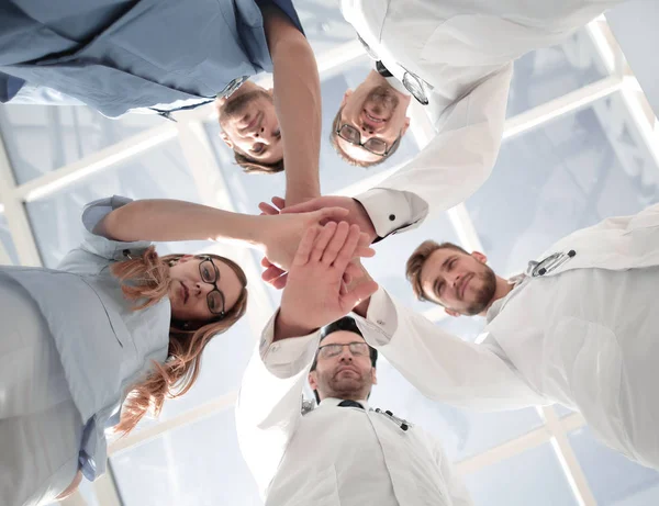 Retrato de uma equipe de médicos conectando o empilhamento das mãos — Fotografia de Stock