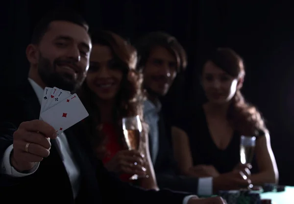 Celebrando a vitória no poker com champanhe . — Fotografia de Stock