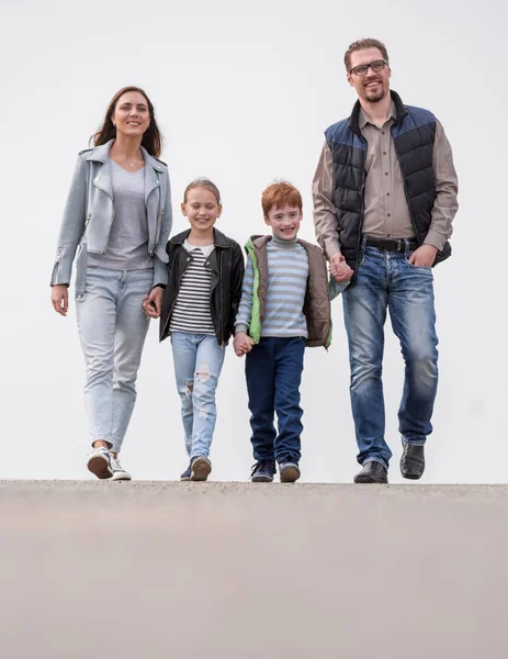 In volledige growth.young familie met hun kinderen lopen togethe — Stockfoto