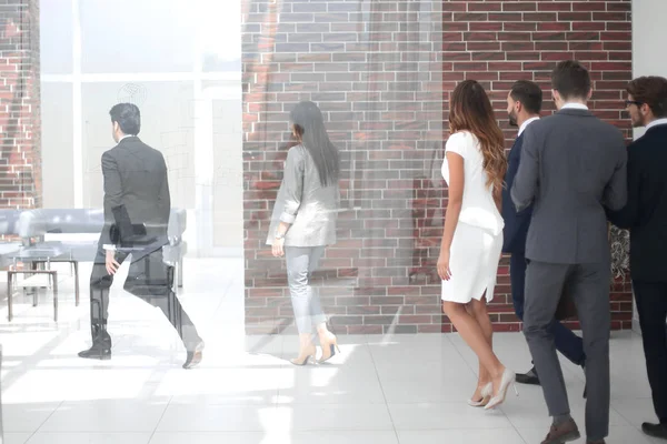 Dipendenti a piedi attraverso la hall dell'ufficio — Foto Stock