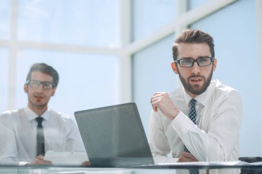 up.smiling iş arkadaşları masa başında oturan kapatın