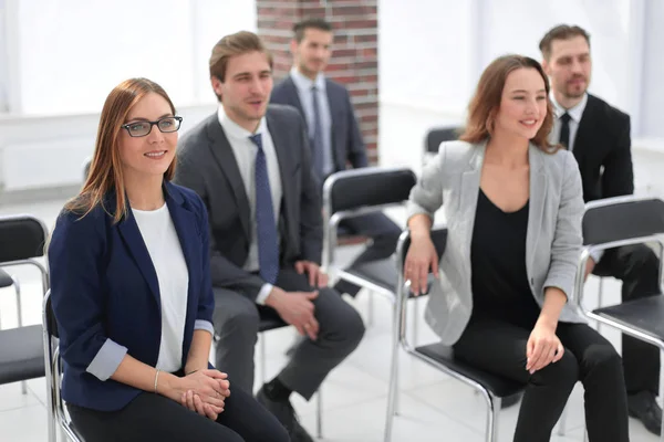 Colegas masculinos y femeninos discutiendo el documento en la reunión del equipo o — Foto de Stock