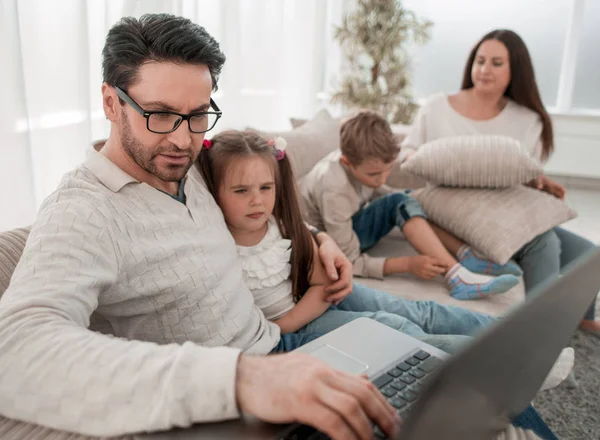 yakın up.a adam evde çalışmak için bir dizüstü bilgisayar kullanır