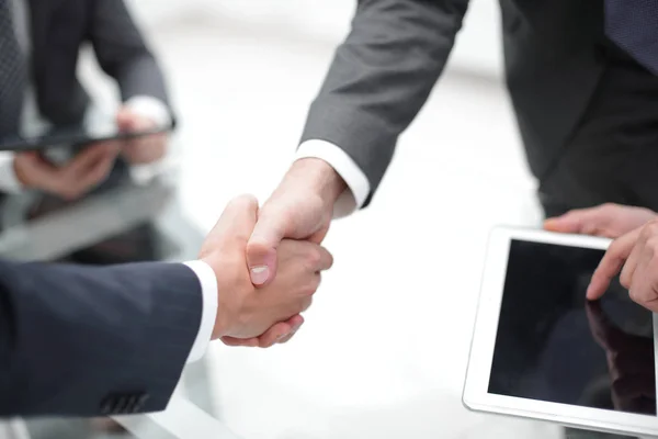Gli uomini stringono la mano con il sorriso all'ufficio con i loro colleghi. — Foto Stock