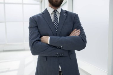 parlak bir ofiste ayakta up.confident işadamı kapatmak