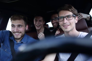 Beş birbirlerine birlikte seyahat ederken veren erkek