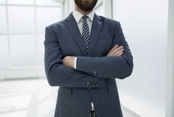 Κλείστε up.confident επιχειρηματίας που στέκεται σε ένα φωτεινό γραφείο — Φωτογραφία Αρχείου