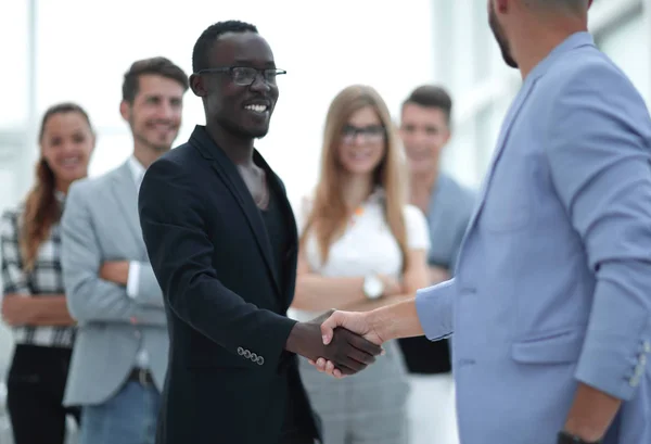 Feliz sorriso afro-americano empresário e caucasiano empresário — Fotografia de Stock