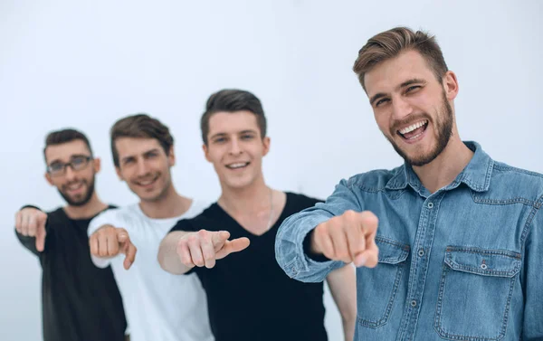 Unga gäng glada studenter pekar på dig. — Stockfoto