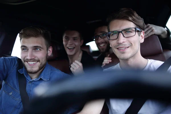 Män att ge fem till varandra medan reser tillsammans — Stockfoto