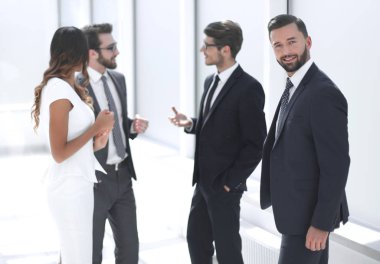 Çalışanların ofis lobide duran