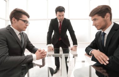 ciddi kafa tutan bir çalışma toplantısı. iş sorunu